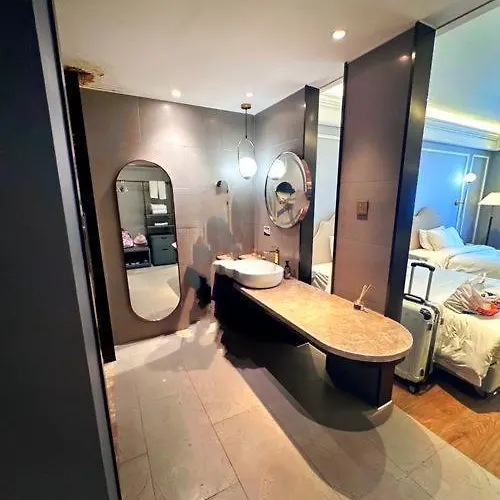 945 Samsen Rd, Wachira Phayaban, Dusit District, 10300, Thailand * Bangkok